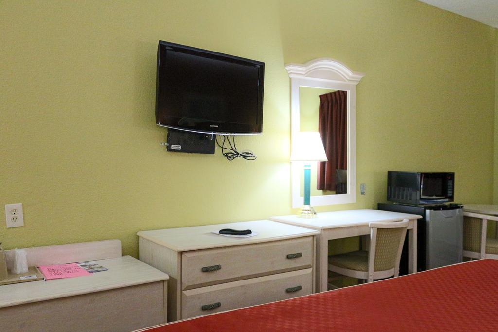 Hotel Americas Best Value Inn&suites Fm 1960 2*