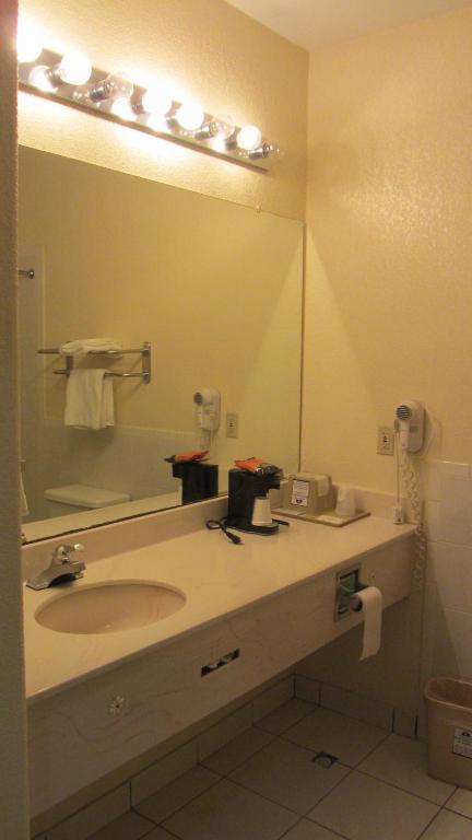 Hotel Americas Best Value Inn&suites Fm 1960 2*