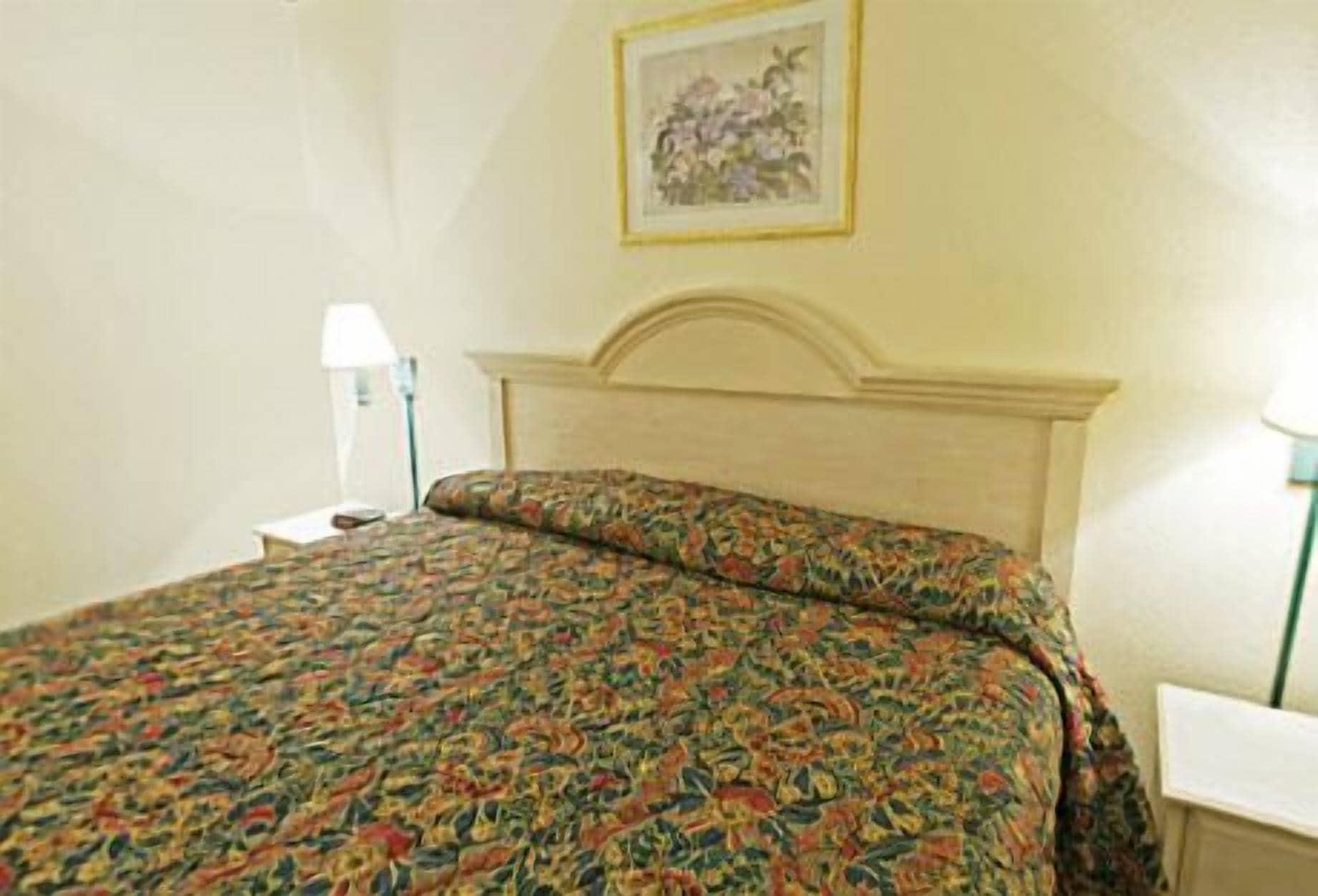 Americas Value And Fm 1960 Hotel 2*
