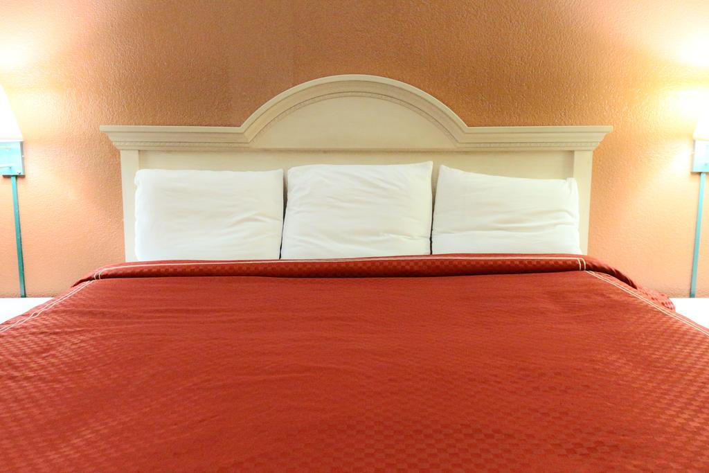 Americas Value And Fm 1960 Hotel 2*